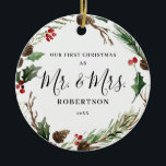 Elegante Weihnachtsgrün Mr. & Mrs. Keramik Ornament<br><div class="desc">Dieses elegante und individuell gestaltbare Weihnachtsschmuck bietet einen wunderschönen thematischen Kranz mit Heiligen,  Beeren und Grün,  mit der Möglichkeit,  ein Foto auf der Rückseite hinzuzufügen. Um erweiterte Änderungen vorzunehmen,  wählen Sie bitte unter Personalisieren dieser Vorlage die Option "Klicken Sie auf,  um weitere Anpassungen vorzunehmen".</div>