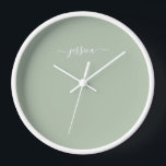 Elegante Weise Grünen Skriptname große Uhr<br><div class="desc">Moderne Uhr mit einem schlauen grünen Hintergrund und einem handgeschriebenen,  weißen gürteligen Schriftnamen. Personalisieren mit Ihrem Namen</div>