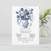 Elegante weiße & blaue Tulips in Vase Wedding Einladung (Stehend Vorderseite)