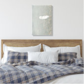 Elegante weiße Blume auf Dusty Blue Leinwanddruck (Insitu (Schlafzimmer))