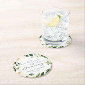 Elegante weiße Blumen Hochzeit Empfang ich tanze Runder Pappuntersetzer (Vor Ort)