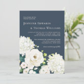 Elegante weiße Flora auf Blue Wedding Einladung (Stehend Vorderseite)