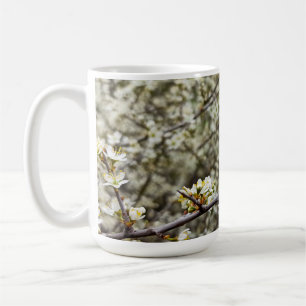 Elegante weiße florale Frühlingsblüte personalisie Kaffeetasse