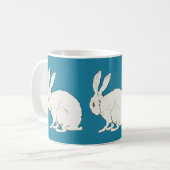 elegante, weiße Hasen auf blau Kaffeetasse (Vorderseite Links)
