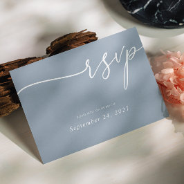 Elegante weiße Kalligraphie auf Dusty Blue Wedding RSVP Karte