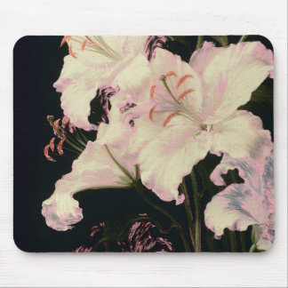 Elegante weiße Lilien auf schwarzem Hintergrund Fl Mousepad