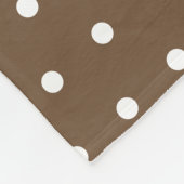 Elegante weiße Polka-Punkte auf braunem Monogramm Fleecedecke (Ecke)