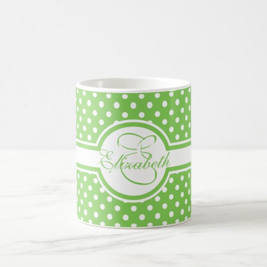 Elegante weiße Polka Punkte auf grünem Monogramm Kaffeetasse (Mittel)