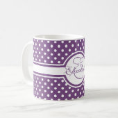 Elegante weiße Polka-Punkte auf lila Monogramm Kaffeetasse (Vorderseite Links)