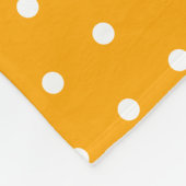 Elegante weiße Polka-Punkte auf Orange Monogram Fleecedecke (Ecke)