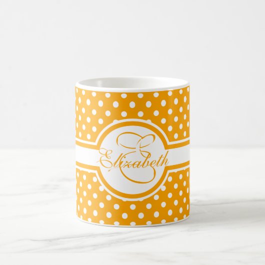 Elegante weiße Polka-Punkte auf Orange Monogram Kaffeetasse (Mittel)