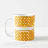 Elegante weiße Polka-Punkte auf Orange Monogram Kaffeetasse (Links)