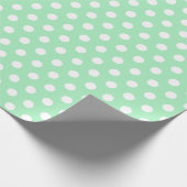 Elegante weiße Polka Punkte auf Pfefferminzgrün Geschenkpapier (Ecke)