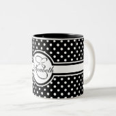 Elegante weiße Polka-Punkte auf Schwarz-Monogramm Zweifarbige Tasse (VorderseiteRechts)