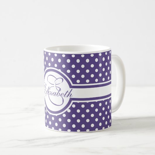Elegante weiße Polka-Punkte auf Ultra-Violet-Monog Kaffeetasse (VorderseiteRechts)