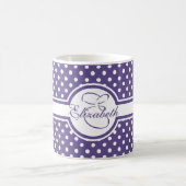 Elegante weiße Polka-Punkte auf Ultra-Violet-Monog Kaffeetasse (Mittel)