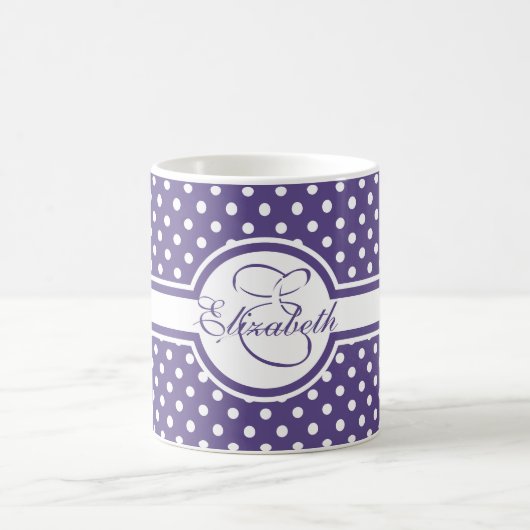 Elegante weiße Polka-Punkte auf Ultra-Violet-Monog Kaffeetasse (Mittel)
