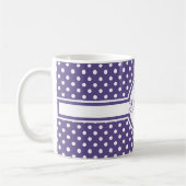 Elegante weiße Polka-Punkte auf Ultra-Violet-Monog Kaffeetasse (Links)