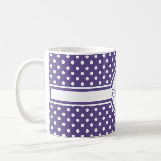 Elegante weiße Polka-Punkte auf Ultra-Violet-Monog Kaffeetasse (Links)