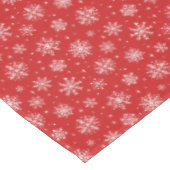 Elegante weiße Schneeflocken auf rotem Hintergrund Tischdecke (Schrägansicht)