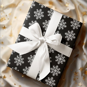 Elegante weiße Schneeflocken auf schwarz Geschenkpapier