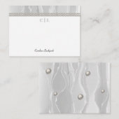 Elegante Weiße Seide und Perlen Mit Monogramm Mitteilungskarte (Vorne/Hinten)