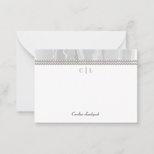 Elegante Weiße Seide und Perlen Mit Monogramm Mitteilungskarte (Vorderseite)