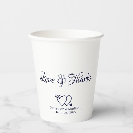 Elegante, weiße Skriptherzen Hochzeit Pappbecher (Vorderseite)