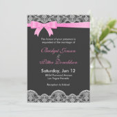 Elegante, weiße Spitzen und hellrosa Hochzeit Einladung (Stehend Vorderseite)
