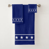 Elegante weiße Sterne auf Navy Blue Badhandtuch Set (Insitu)