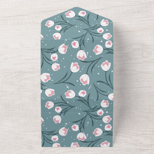 Elegante weiße Tulips auf pastellgrünem Muster All In One Einladung (Außenbereich)