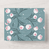 Elegante weiße Tulips auf pastellgrünem Muster All In One Einladung (Rückseite)