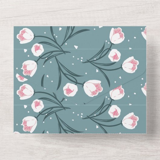 Elegante weiße Tulips auf pastellgrünem Muster All In One Einladung (Rückseite)