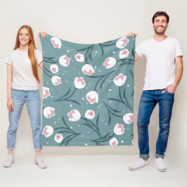 Elegante weiße Tulips auf pastellgrünem Muster Fleecedecke