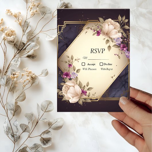 Elegante weiße und violette Blumen auf dem Marmorb RSVP Karte