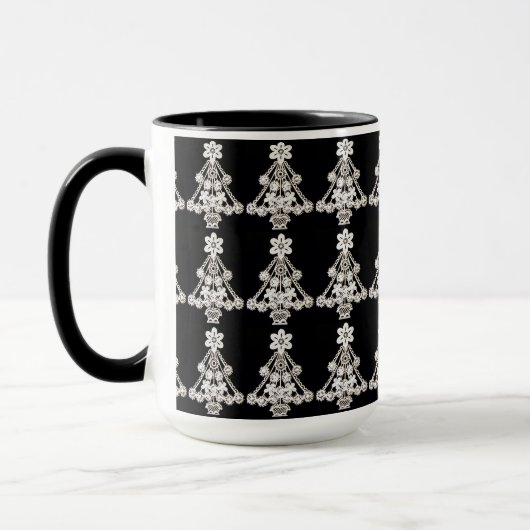 Elegante weiße Weihnachtsschmuck über schwarz Tasse (Links)