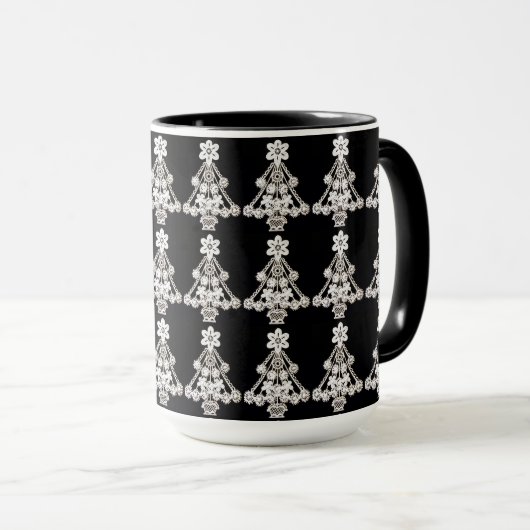 Elegante weiße Weihnachtsschmuck über schwarz Tasse (VorderseiteRechts)