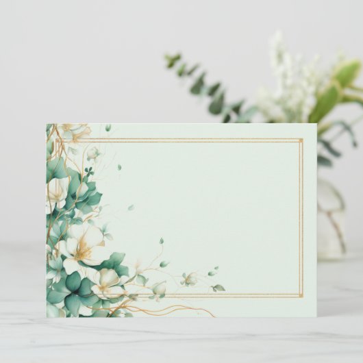 Elegante weiße, weisse und goldene Blume Leere Einladung (Stehend Vorderseite)