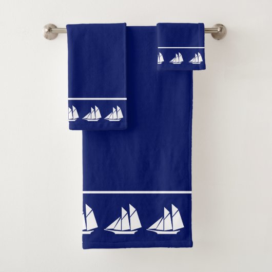 Elegante weiße Yachten auf Navy Blue Badhandtuch Set (Insitu)