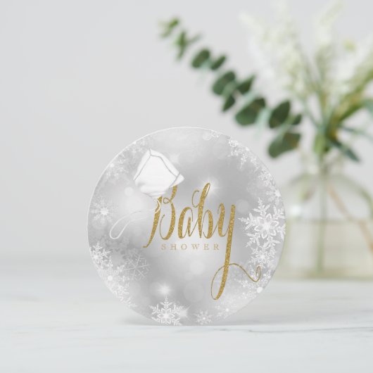 Elegante White and Gold Snowflake Babydusche Einladung (Stehend Vorderseite)