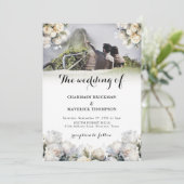 Elegante White Blume Bouquets Foto Wedding Einladung (Stehend Vorderseite)