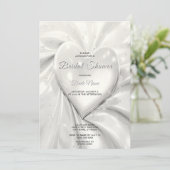 Elegante White Cream Heart Bridal Dusche Einladung (Stehend Vorderseite)