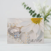 Elegante White Daisy Wedding RSVP Response Card (Stehend Vorderseite)