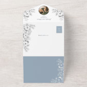 Elegante White Floral Dusty Blue Wedding All In One Einladung (Außenbereich)
