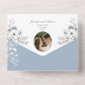 Elegante White Floral Dusty Blue Wedding All In One Einladung (Rückseite)