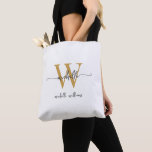 Elegante White Gold Girly Personalisiert Mit Monog Tasche<br><div class="desc">Girly Simple Elegant Modern White and Gold Monogram Initial Name Signature Script Custom Personalisiert Tote Bag. Dieses Design mit Ihrem Vornamen in einem hübschen handgeschriebenen Stil Swash Schwanz Schriftart Typografie (oder Kalligrafie) mit Monogramm Initial- und Familienname oder Vollname in Gold und Schwarz auf weißem Hintergrund. Große Frauengeschenke zum Geburtstag, Weihnachten,...</div>