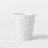Elegante White Gray Leopard Cheetah Animal Print Milchtasse (Vorderseite)