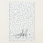Elegante White Gray Leopard Cheetah Animal Print Planer<br><div class="desc">Dieses elegante Chic-Muster ist perfekt für die trendige und stilvolle Mode. Es zeichnet sich durch ein handgezeichnet, weißes und graues Leopardenmuster aus. Es ist modern, einfach und niedlich. ***WICHTIGE HINWEIS FÜR DESIGN: Für individuelle Designanfragen, wie z.B. passende Produktanfragen, Farbänderungen, Platzierungsänderungen oder andere Änderungswünsche, klicken Sie bitte auf den Button "MESSAGE"...</div>