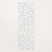 Elegante White Gray Leopard Cheetah Animal Print Yogamatte (Rückseite)