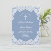 Elegante White Lace auf Blue Wedding Einladung (Stehend Vorderseite)